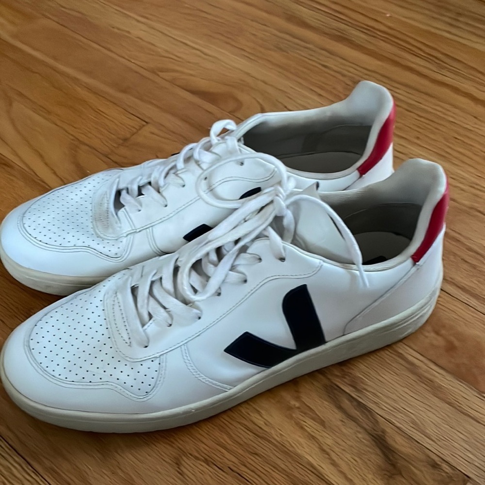 Veja LEATHER LOW TRAINERS V-10 sneakers size 12.5”